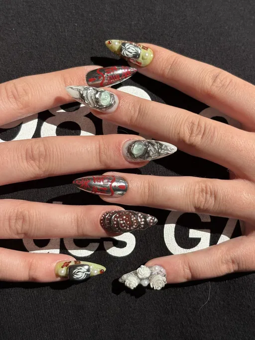 Ongles stiletto baroque, chrome, cabochons et roses blanches en 3D