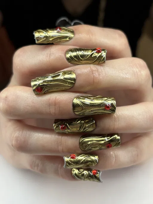 Ongles carrés, chrome doré sculpté et strass rouges