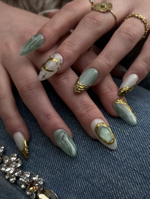 Ongles amande vert jade marbré et détails dorés
