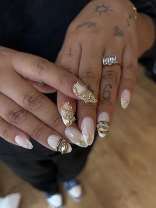 Ongles amande blanc lacté, bijoux dorés et perles