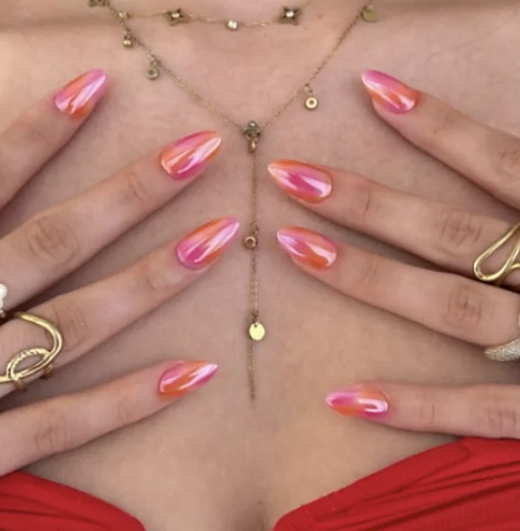 Ongles amande, chrome rose et orange façon aurore