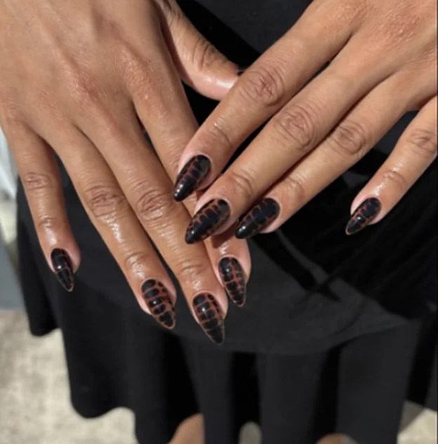 Ongles amande chocolat effet croco