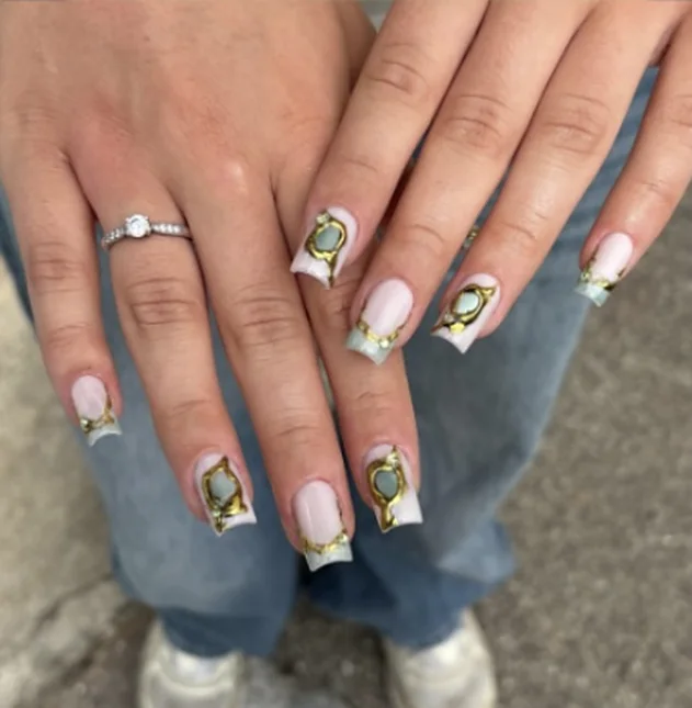 Ongles carrés, french blanche, or et pierres vert jade