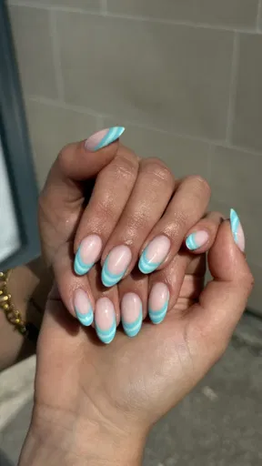 Gainage sur ongles naturels, french turquoise sur amande