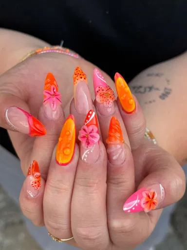 Gel X stiletto orange et rose, fleurs tropicales