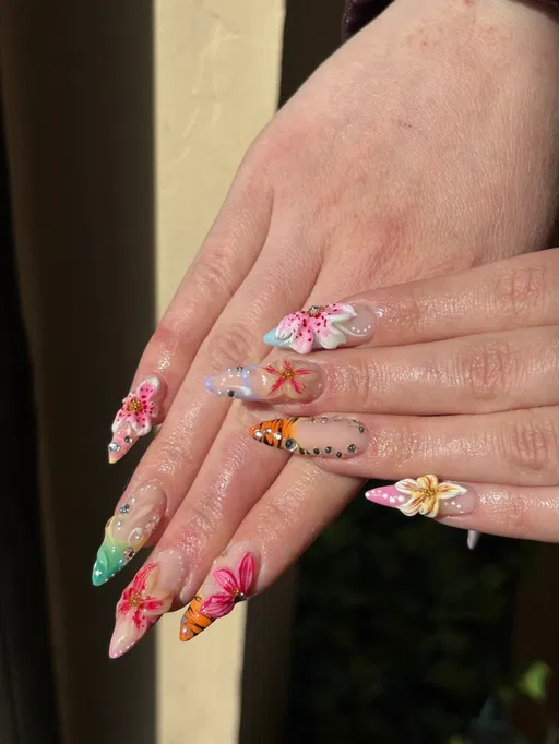 Gel X stiletto, fleurs tropicales peintes en relief et strass